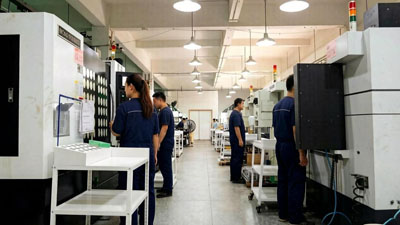 معدات التصنيع باستخدام التحكم الرقمي بالحاسوب